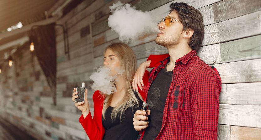 Couple qui vapotent ensemble